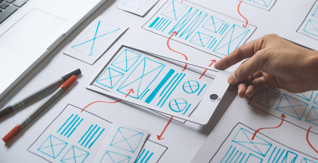 Etudiant en train de réaliser un parcours utilisateur sur tableau blanc.