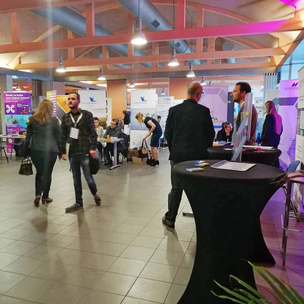 Une des salles du JobIT Day accueillant les rendez-vous entre recruteurs et postulants.
